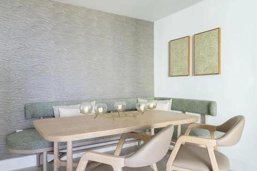 une salle à manger avec une table et des chaises en bois dans l'établissement Stylish High-Rise Corner Unit, à Miami