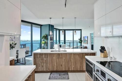 Kuchyň nebo kuchyňský kout v ubytování Edgewater Penthouse Retreat with Bay Views