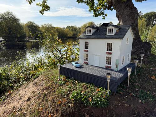 une maison assise sur le côté d'une masse d'eau dans l'établissement Andreas Westfield Retreat 7 Lakes Country Park, à Crowle