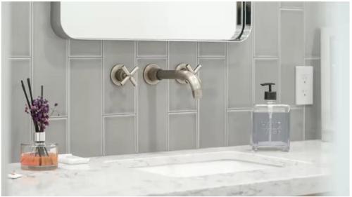 een badkamermeubel met een wastafel en een spiegel bij oasis in heart of Clovis in Clovis