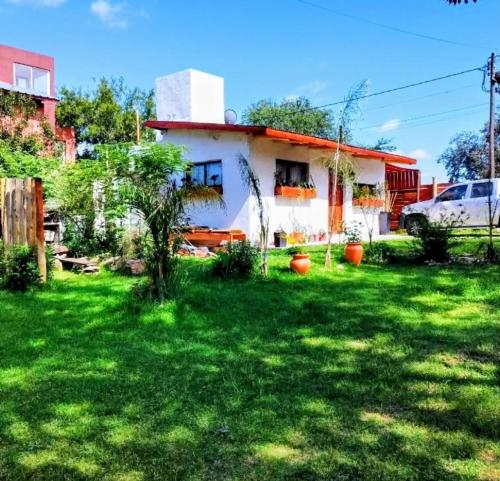 ビージャ・イチョ・クルスにあるCabaña Los Algarrobosの庭の小屋