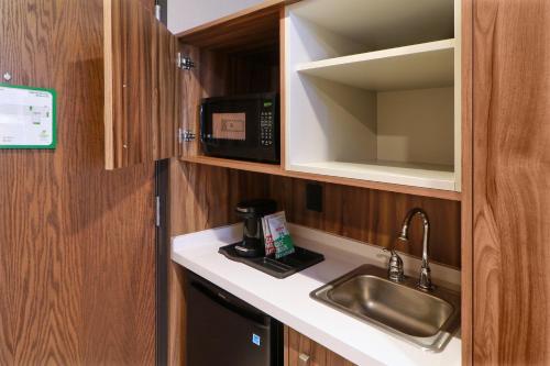 Kuchyň nebo kuchyňský kout v ubytování Holiday Inn & Suites - Mexico Felipe Angeles Airport by IHG