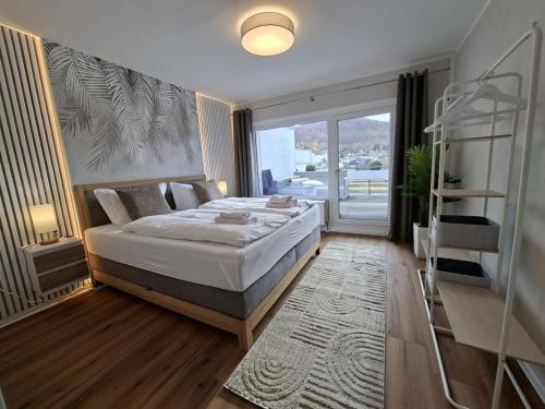 Postel nebo postele na pokoji v ubytování Bergliebe 13 mit großer Terrasse, Tiefgarage & Lift