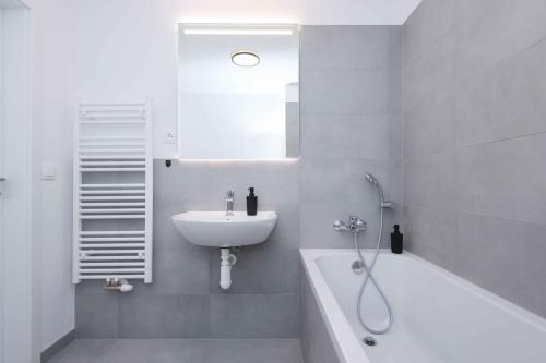 Ванная комната в Apartment near Airport - Balcony & Free Parking