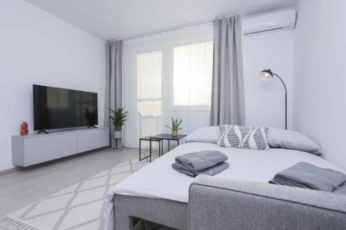 Кровать или кровати в номере Apartment near Airport - Balcony & Free Parking