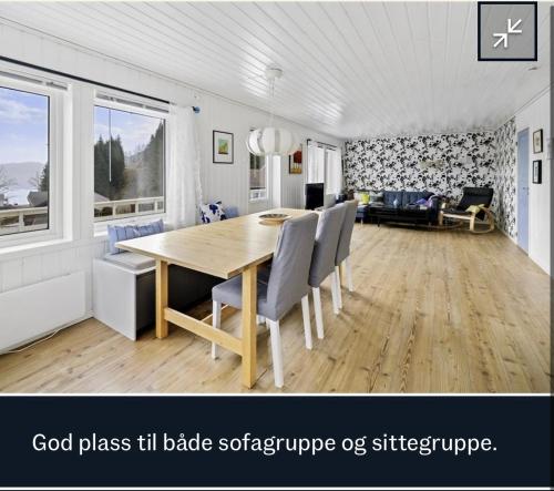 een eetkamer met een tafel en stoelen bij Feriehus Tripperåsen Moi 