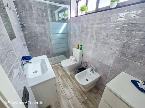 y baño con aseo, lavamanos y aseo. en Sunwhere Colon II apartment - Playa De Las Américas, en Arona
