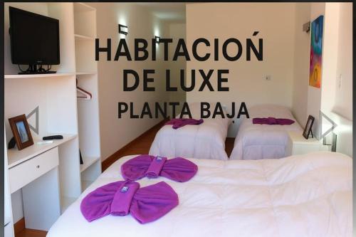 En eller flere senge i et værelse på Pino Hotel