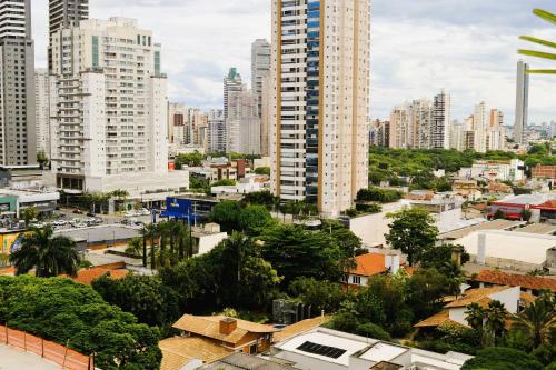Blick auf eine Stadt mit hohen Gebäuden in der Unterkunft Hub Compact Life in Goiânia
