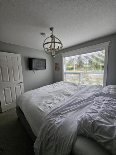 Postel nebo postele na pokoji v ubytování White-Tail Hollow - 309 - 1105 Henry Rd