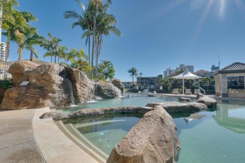 1 BR in Gold Coast City Center with Balcony Views