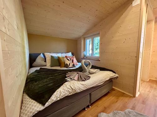 HombrechtikonにあるWohlfühloase im Kanton Zürichのベッドルーム1室(白鳥のベッド1台付)