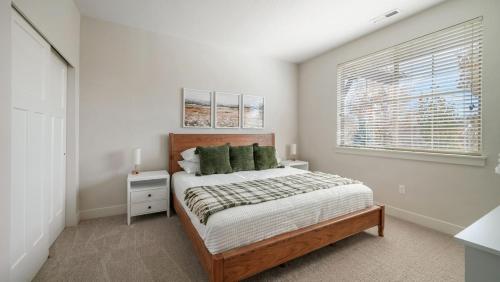 una camera da letto bianca con un letto e una finestra di Cozy Swiss Condo -King Bed, Sleeps 6, Free Blanket a Midway