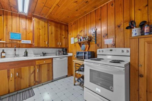 Kuchyň nebo kuchyňský kout v ubytování Cabin #2