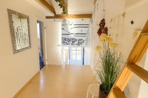 Φωτογραφία από το άλμπουμ του Aussergewöhnliche Loft Wohnung mit Hängenetzen und Schaukeln σε Φράουενφελντ