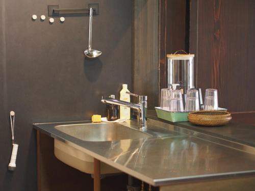 een badkamermeubel met een wastafel en een spiegel bij BoBuchi in Ichihara