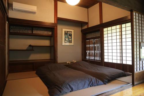 een slaapkamer met een groot bed in een kamer bij BoBuchi in Ichihara