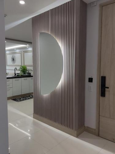 a room with a large mirror on the wall at Apartamento en Palmetto sunset frente al mar piso 20 in Cartagena de Indias