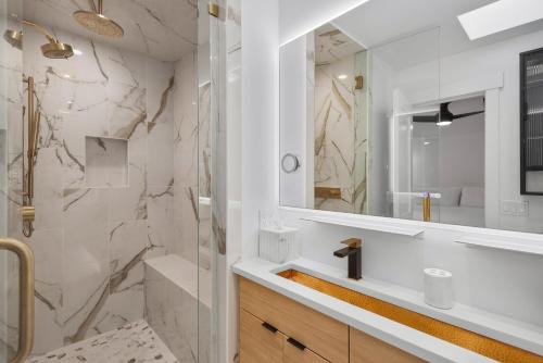 Ένα μπάνιο στο Aspen Townhouse West Unit 1, Fully Renovated and Steps from Downtown