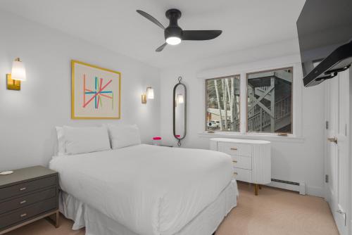 Ένα ή περισσότερα κρεβάτια σε δωμάτιο στο Aspen Townhouse West Unit 1, Fully Renovated and Steps from Downtown