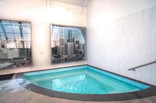 Бассейн в City Huge Terrace Pool-spa-gym Free Parking или поблизости