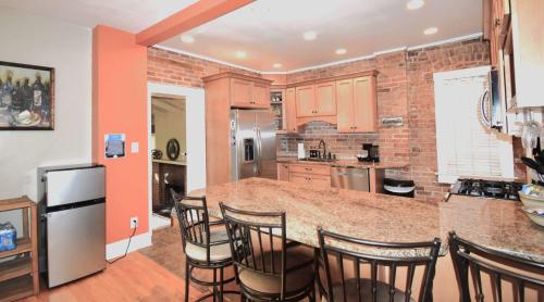 Köök või kööginurk majutusasutuses Charming and spacious family home in Wash Park