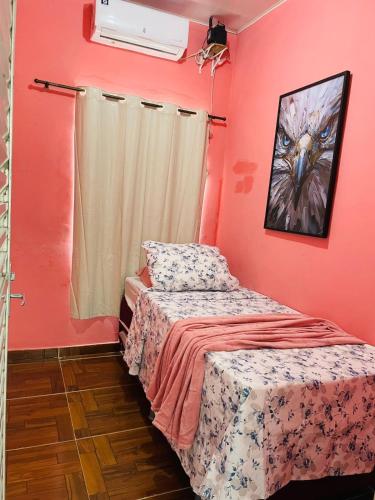 a small room with a bed and a window at Apto no centro de Belém Nos altos in Belém