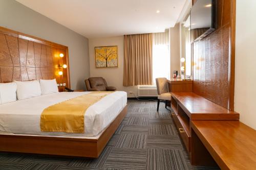 a hotel room with a bed and a desk at Hotel Don Ruben Business And Suites Juventud Chihuahua in Chihuahua