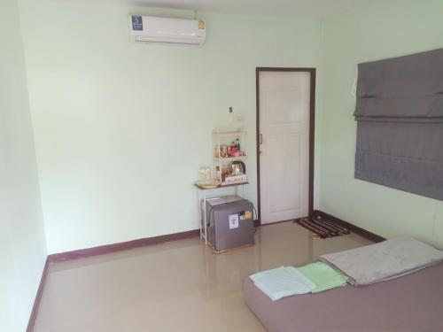 een kamer met een bed en een koelkast erin bij คอปเตอร์ Resort in Ban Khlot