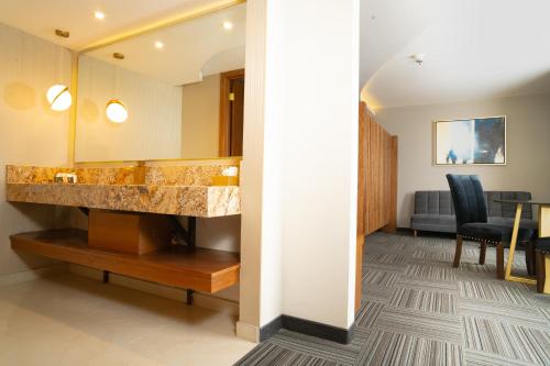 a hotel lobby with a large marble counter and a waiting room at Hotel Don Ruben Business And Suites Juventud Chihuahua in Chihuahua