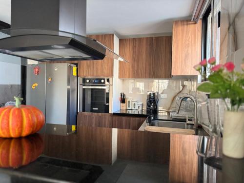 a kitchen with a sink and a stove top oven at Hogar Periférico Sur in Lomas de Angelopolis
