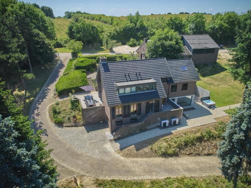 an overhead view of a house with a driveway at Silt II in Schinnen