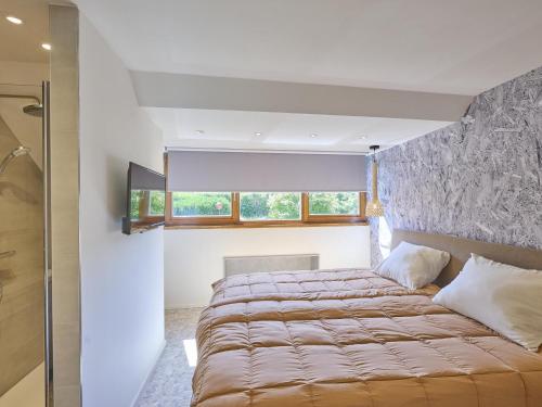 Un dormitorio con una cama grande y una ventana en Silt II, en Schinnen