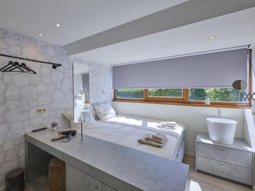 Un dormitorio con una cama grande y un lavabo en Silt II, en Schinnen