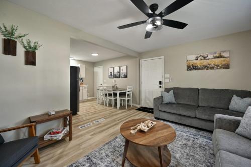 Posezení v ubytování 4BR Home near KC Stadiums & I-70 - Sleeps 10