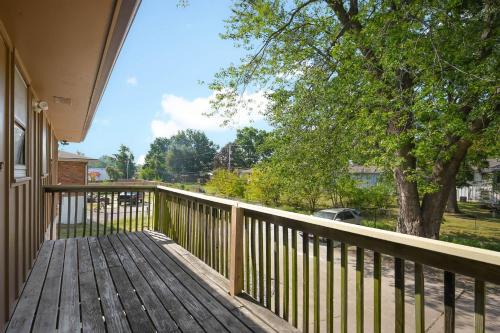 Balkón nebo terasa v ubytování 4BR Home near KC Stadiums & I-70 - Sleeps 10