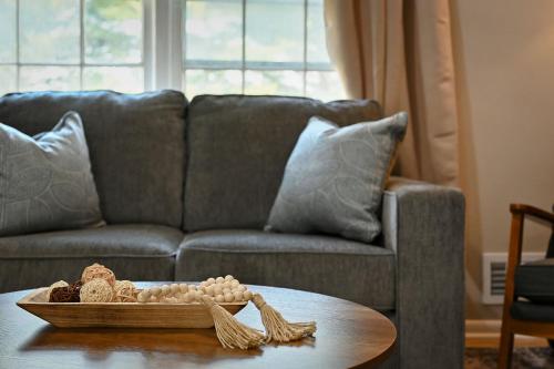 صورة لـ 4BR Home near KC Stadiums & I-70 - Sleeps 10 في منتزه بلو سبرينج الوطني