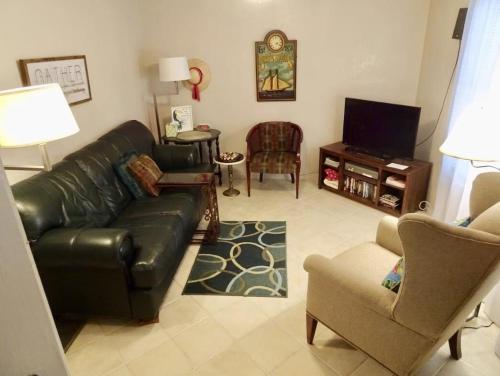 TV/trung tâm giải trí tại Historic Galveston Beach Cottage