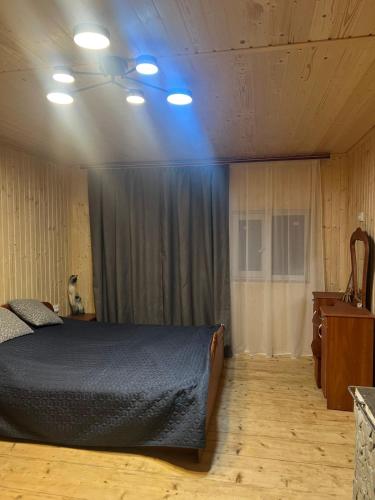 Ένα ή περισσότερα κρεβάτια σε δωμάτιο στο Будинок в Карпатах