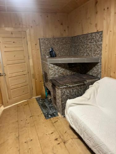 Ένα ή περισσότερα κρεβάτια σε δωμάτιο στο Будинок в Карпатах