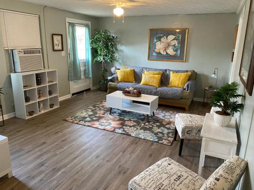 a living room with a couch and a table at Cozy 1BR Retreat Historic Peaceful Stay Smart TV VSU in Valdosta