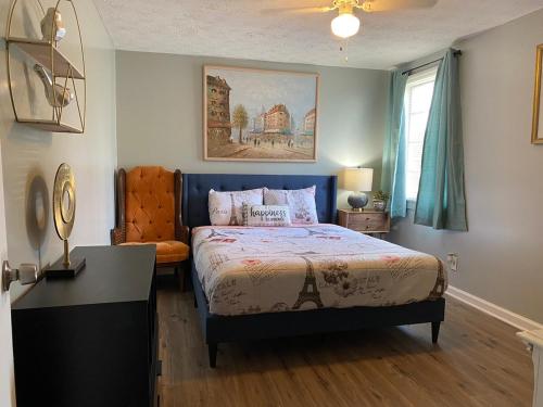 a bedroom with a bed and a table and a chair at Cozy 1BR Retreat Historic Peaceful Stay Smart TV VSU in Valdosta