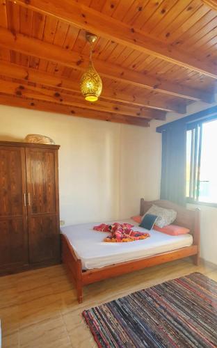 een slaapkamer met een bed met daarop een laptop bij Dahab House aprtment 3 in Dahab