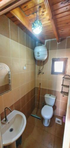 een badkamer met toilet en wastafel bij Dahab House aprtment 3 in Dahab