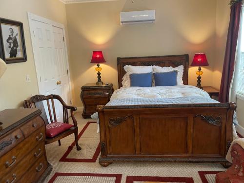 a bedroom with a bed and two lamps and a chair at CountryMusic B&B Studios in Camden