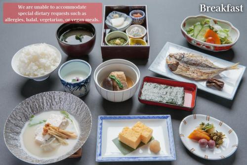 Jídlo v ryokanu nebo okolí