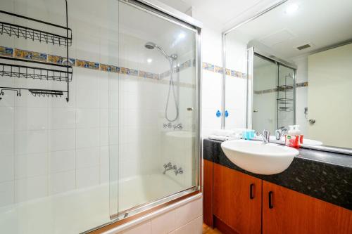 een badkamer met wastafel en douche bij Ocean Air City Flair in Surfers in Gold Coast