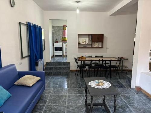 a living room with a blue couch and a table at Refugio Blue Hill in Villa Cerro Azul