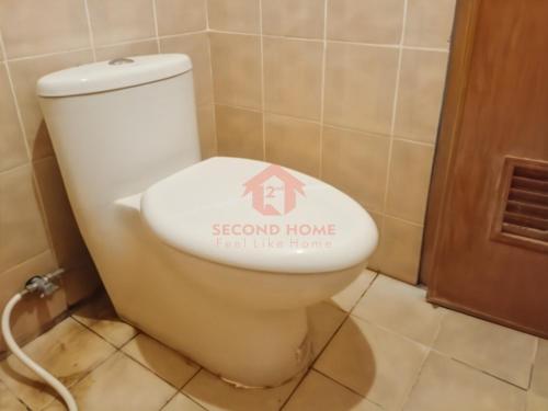 Un baño con un inodoro con un cartel en él. en Cozy 2BR Pinewood Apt Jatinagor Pool, en Cilimus 2
