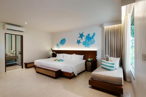 Postel nebo postele na pokoji v ubytování Discovery Coron formerly Club Paradise Palawan